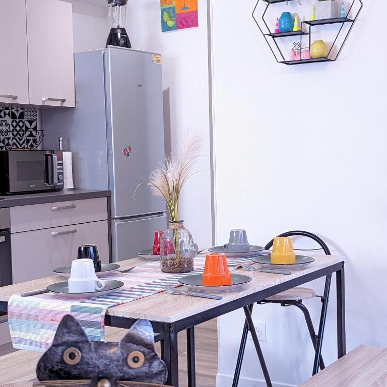 Beau-Jean, Un Cocon Sympa 5 min à Pied du Centre-Ville, Parking Privé, à 10 min du CHU - Appartement 3 Chambres - 36