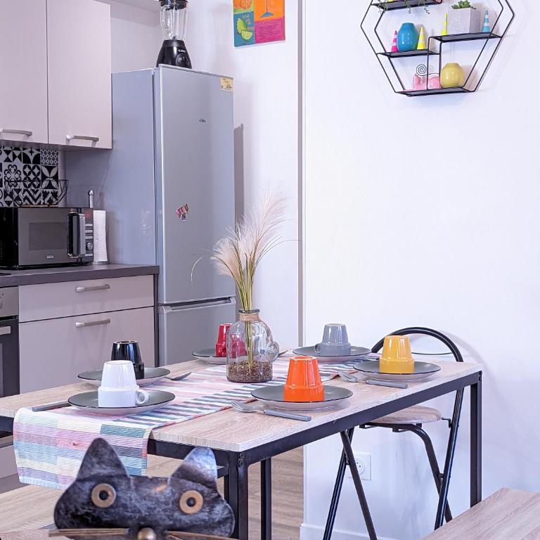 Beau-Jean, Un Cocon Sympa 5 min à Pied du Centre-Ville, Parking Privé, à 10 min du CHU - Appartement 3 Chambres - 42
