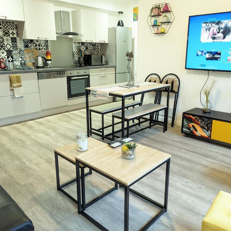 Beau-Jean, Un Cocon Sympa 5 min à Pied du Centre-Ville, Parking Privé, à 10 min du CHU - Appartement 3 Chambres - 43