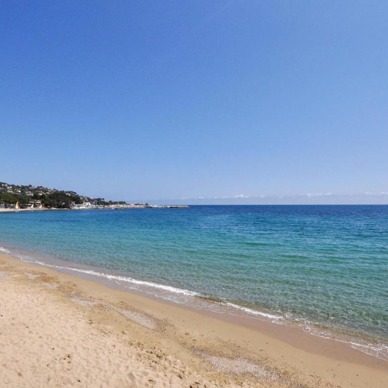 2 Bedroom Beach Front Apartment In Sainte-Maxime - Appartement 2 Chambres - 15