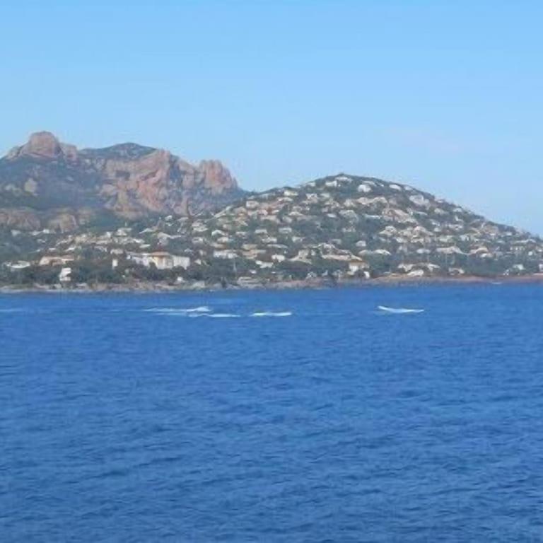 AGAY, Cap Esterel, magnifique vue mer panoramique et Esterel, terrasse, piscines, parking, dernier étage, 3 étoiles - Appartamento con 1 Camera da Letto - 40