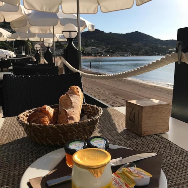 AGAY, Cap Esterel, magnifique vue mer panoramique et Esterel, terrasse, piscines, parking, dernier étage, 3 étoiles - Appartamento con 1 Camera da Letto - 37