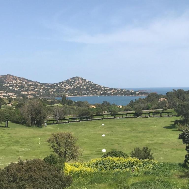 AGAY, Cap Esterel, magnifique vue mer panoramique et Esterel, terrasse, piscines, parking, dernier étage, 3 étoiles - Appartamento con 1 Camera da Letto - 32