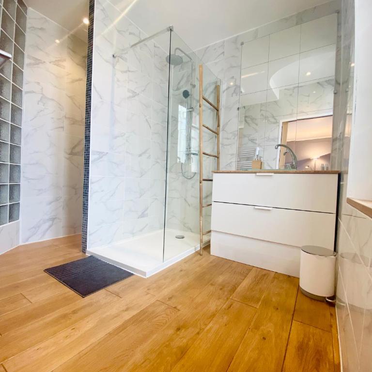 Reims Sherpa Guest House - Chambre Triple avec Salle de Bains Privative - 11
