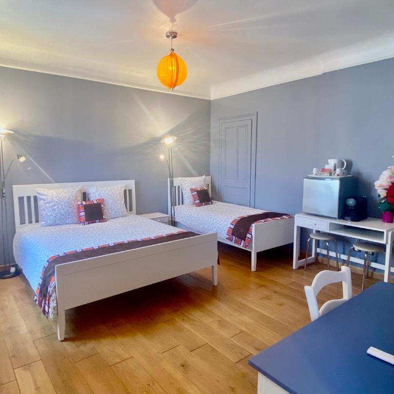 Reims Sherpa Guest House - Chambre Triple avec Salle de Bains Privative - 10