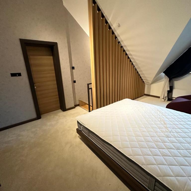 Woodside Lux Duplex - One-Bedroom Apartment - 47