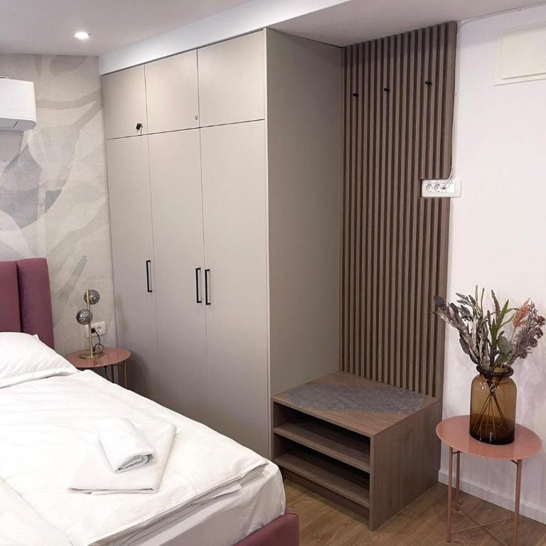 Lux City Apartments & Rooms - Dvokrevetna Soba sa Bračnim Krevetom - 1