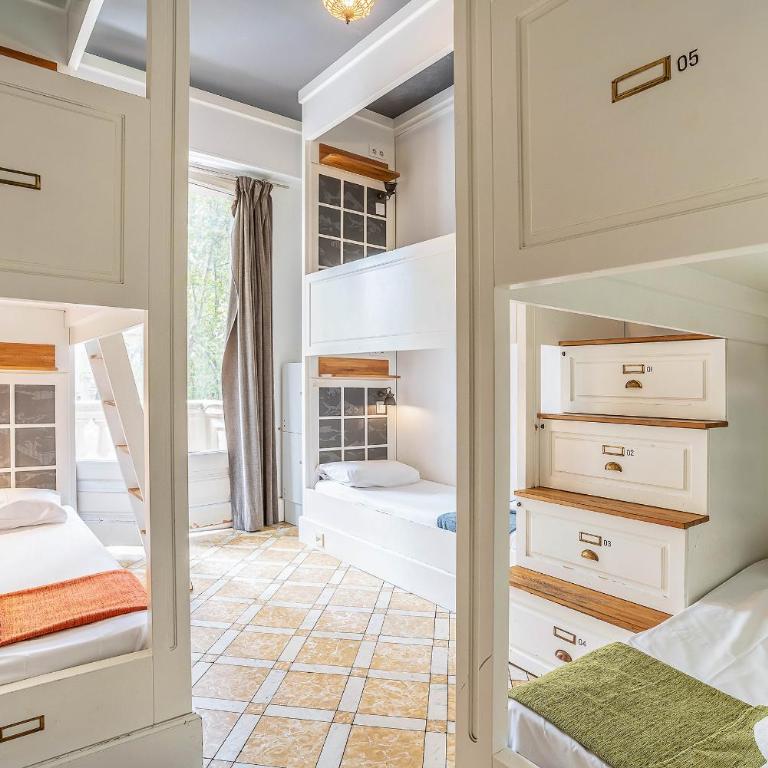 Room Casa Gracia - Bed in 6-Bed Mixed Dormitory Room with City View - 2
