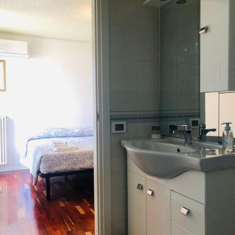 B&B La Chicca - Camera Matrimoniale/Doppia con Letti Singoli con Bagno Privato - 4