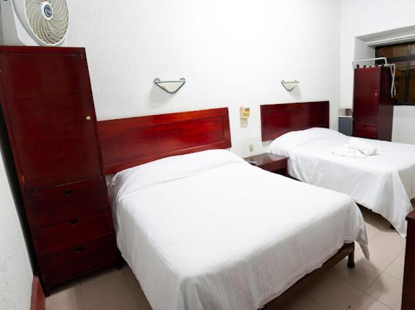 Hotel Nueva Antequera - Basic Dreibettzimmer - 2