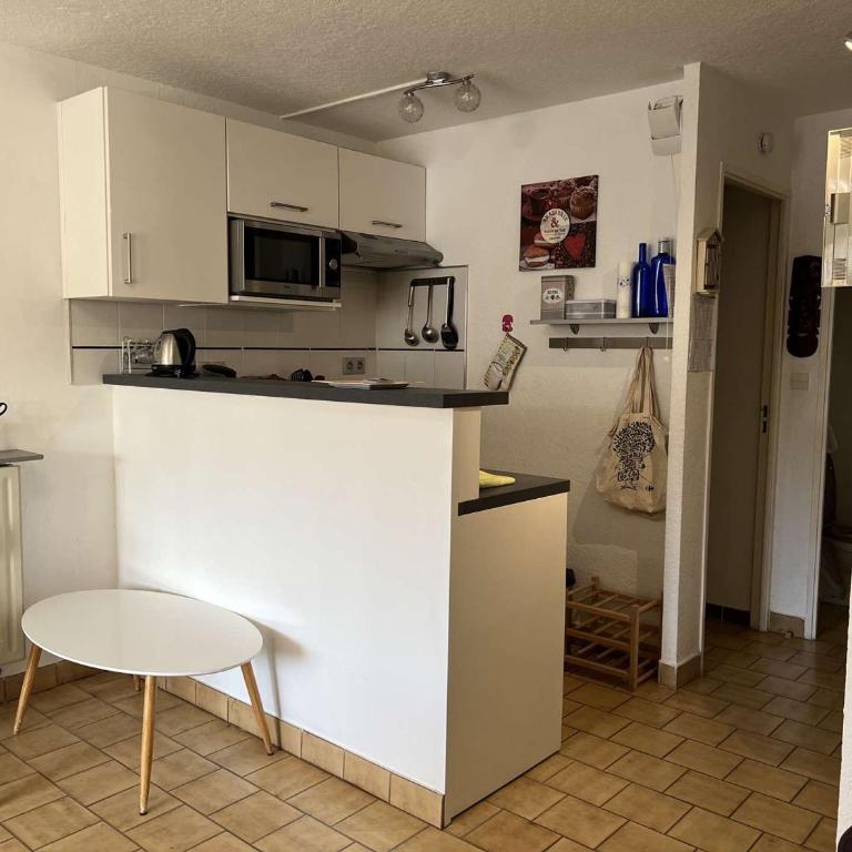Studio cabine avec parking, lave-linge, lave-vaisselle, proche plage et commerces - FR-1-702-17 - Studio - 6