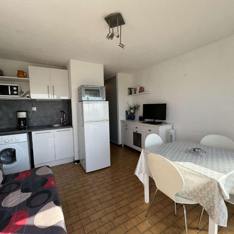 T2 avec ascenseur, lave-linge, parking et terrasse proche plage - FR-1-702-20 - Apartment - 3