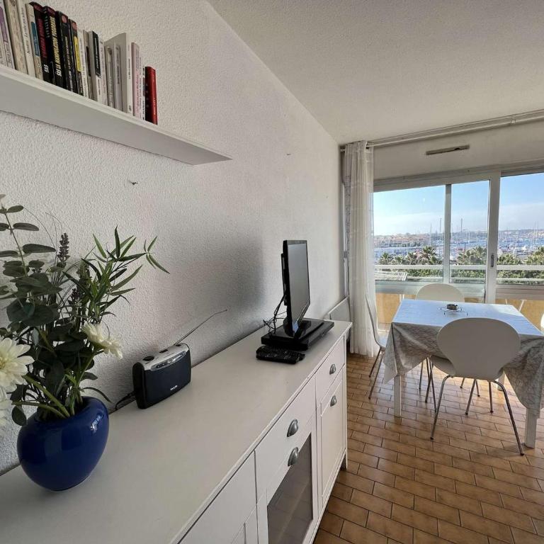 T2 avec ascenseur, lave-linge, parking et terrasse proche plage - FR-1-702-20 - Apartment - 5