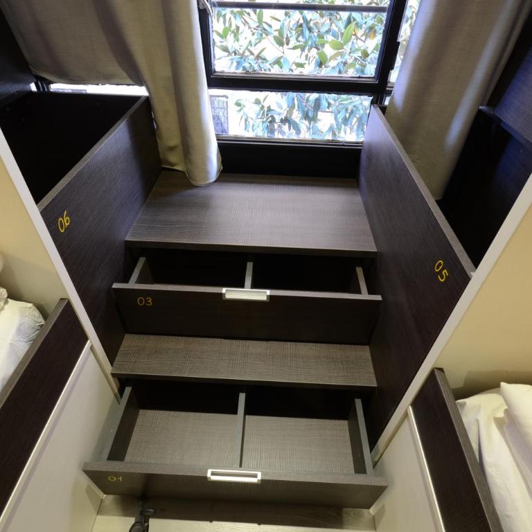 Free Hostels Barcelona - Room for 6 adults with Bathroom - 3