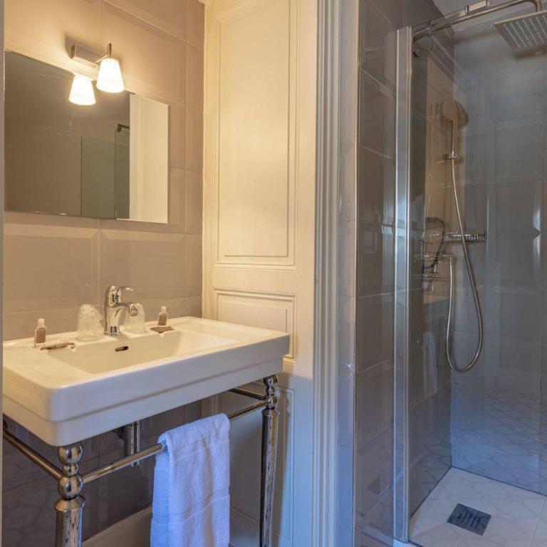 La Villa Beaupeyrat - Appart Hôtel de Charme dans bâtisse de caractère à 400m du coeur de ville de Limoges - Accès autonome - Comfort Apartment with Terrace - Garden Floor - 1