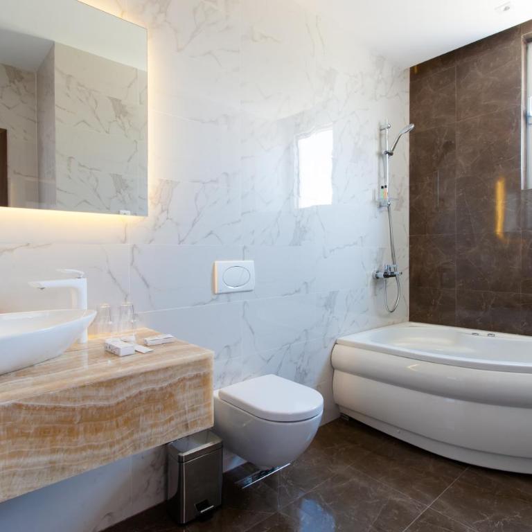 Perla Luxury - Deluks Dvokrevetna Soba sa Bračnim Krevetom i Balkonom - 1