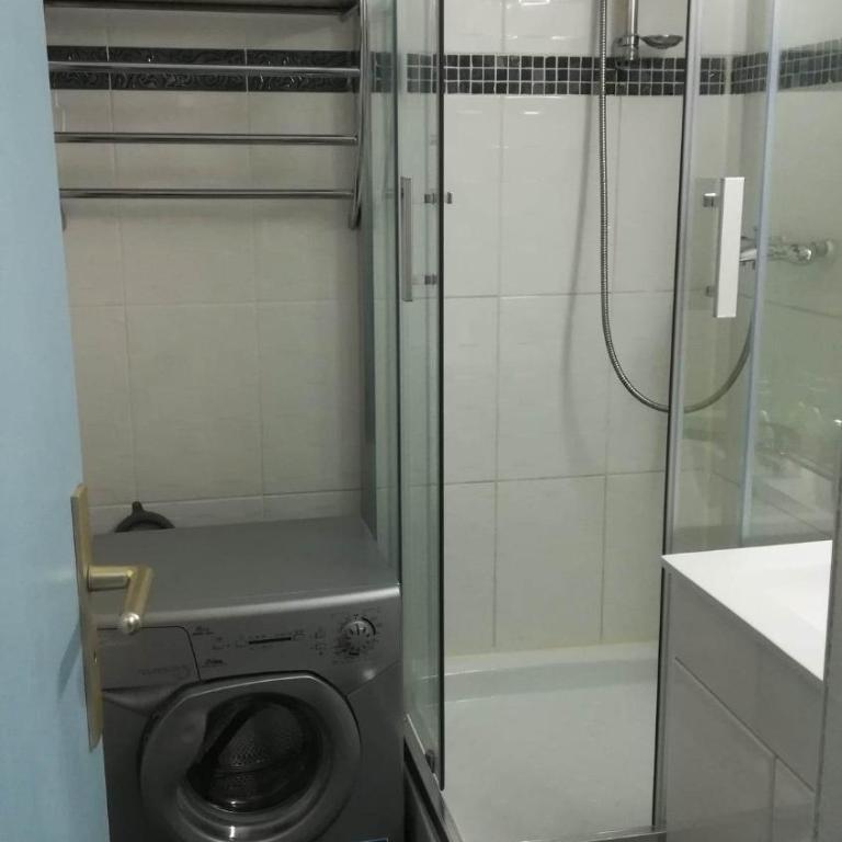 Beau studio cabine avec balcon, vue piscine, parking privé, climatisation, solarium, laverie - Appartement - Vue sur Piscine - 15