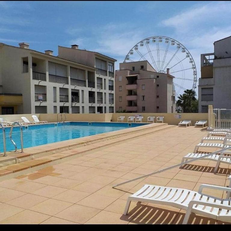 Beau studio cabine avec balcon, vue piscine, parking privé, climatisation, solarium, laverie - Appartement - Vue sur Piscine - 10