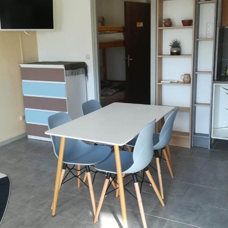 Beau studio cabine avec balcon, vue piscine, parking privé, climatisation, solarium, laverie - Appartement - Vue sur Piscine - 11