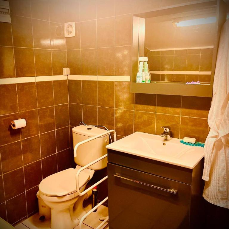 Résidence CAENEE, le dépaysement Naturiste en été avec l'atypique studio climatisé "vintage" en sous pente, sa "paillote" avec jacuzzi, entouré de verdure, planchagrill, transats, vélos gratuits, wifi 5G, Travel Proud LGBTQI, chiens admis - Estudio con bañera de hidromasaje - 9