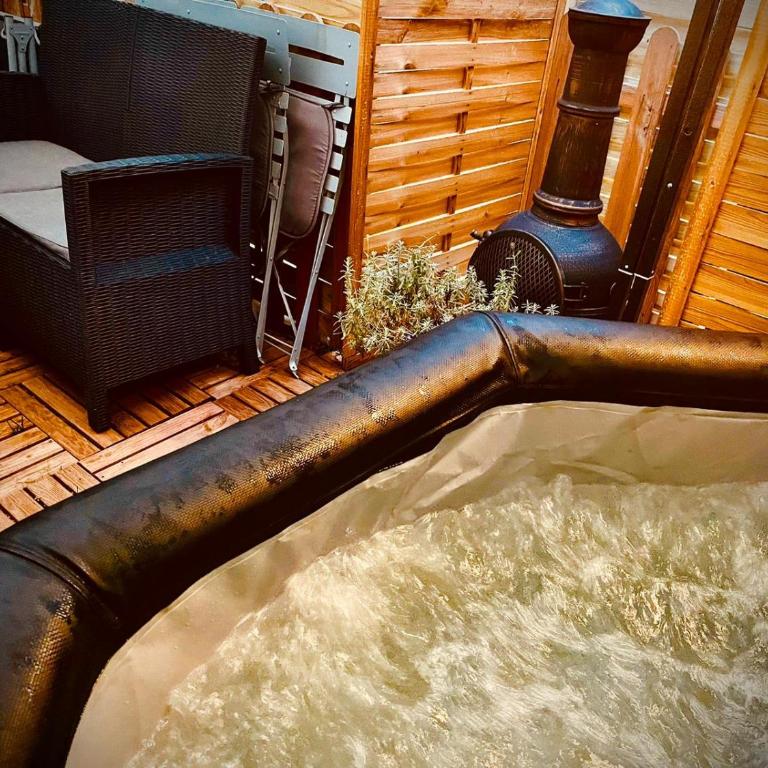 Résidence CAENEE, le dépaysement Naturiste en été avec l'atypique studio climatisé "vintage" en sous pente, sa "paillote" avec jacuzzi, entouré de verdure, planchagrill, transats, vélos gratuits, wifi 5G, Travel Proud LGBTQI, chiens admis - Estudio con bañera de hidromasaje - 4
