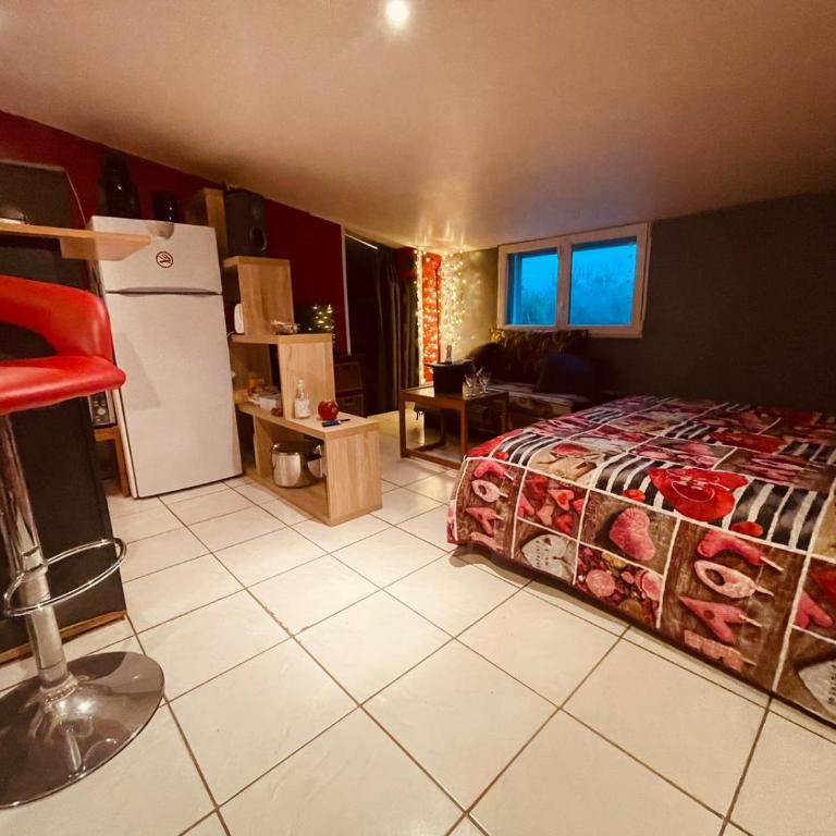 Résidence CAENEE, le dépaysement Naturiste en été avec l'atypique studio climatisé "vintage" en sous pente, sa "paillote" avec jacuzzi, entouré de verdure, planchagrill, transats, vélos gratuits, wifi 5G, Travel Proud LGBTQI, chiens admis - Estudio con bañera de hidromasaje - 8