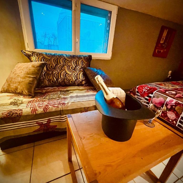 Résidence CAENEE, le dépaysement Naturiste en été avec l'atypique studio climatisé "vintage" en sous pente, sa "paillote" avec jacuzzi, entouré de verdure, planchagrill, transats, vélos gratuits, wifi 5G, Travel Proud LGBTQI, chiens admis - Estudio con bañera de hidromasaje - 3