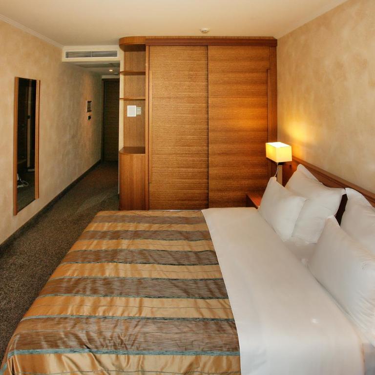 Monte Casa SPA & Wellness - Standard Double Room with Pool View - 3