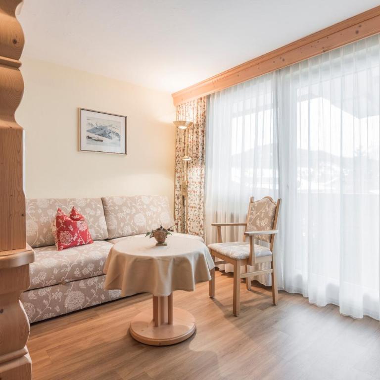 Hotel Schönegg - Superior Doppelzimmer mit Balkon - 11