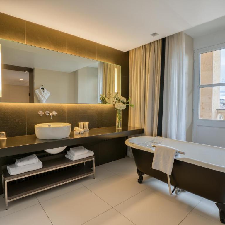 InterContinental Marseille - Hotel Dieu by IHG - Chambre Lit King-Size Premium avec Terrasse - Vue sur Église - 2