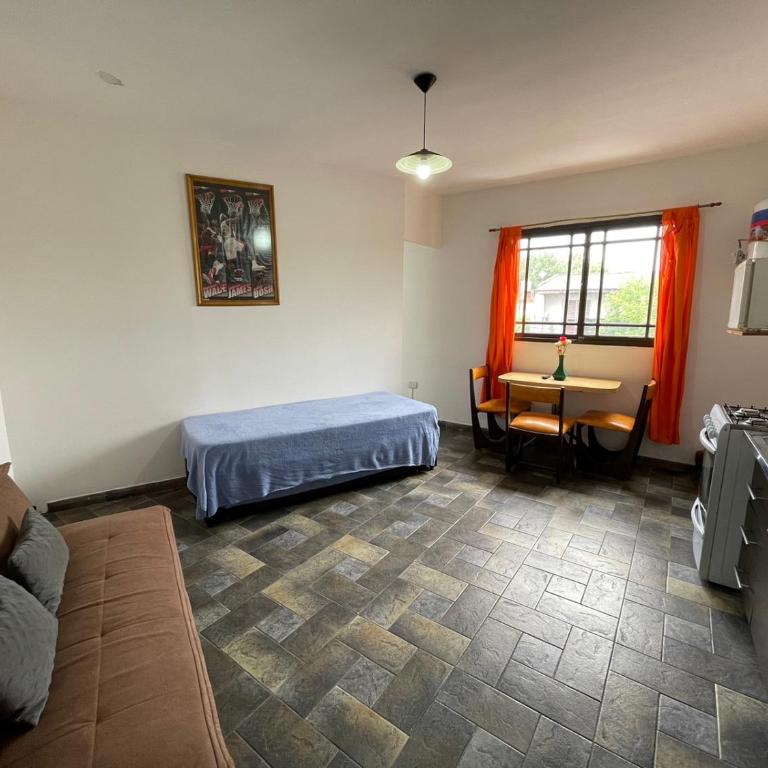 Cares Azcuénaga, Morón, Buenos Aires - Estudio con sofá cama - 1