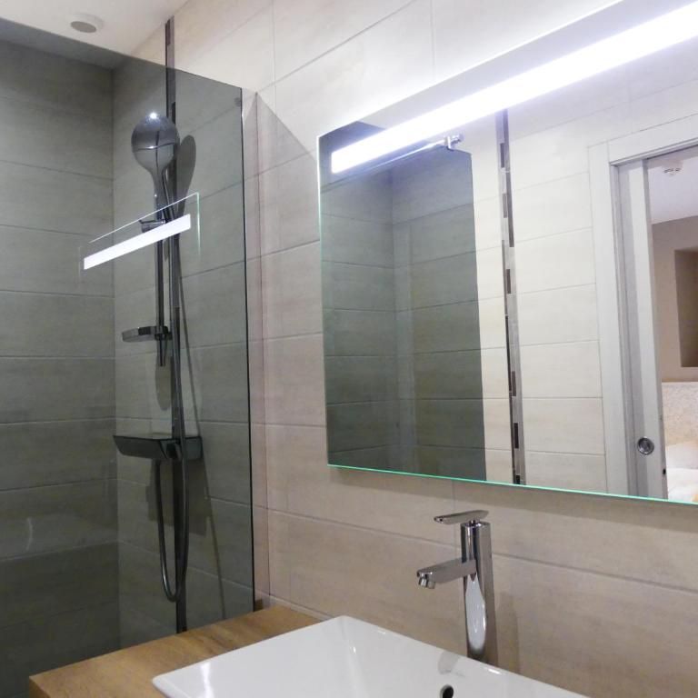 Logis Hotel Des Bains - Chambre Double Confort - Hébergement Accessible Uniquement par des Escaliers - 9