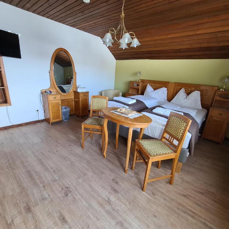 Gästehaus Pernull - Doppelzimmer mit Balkon - 1