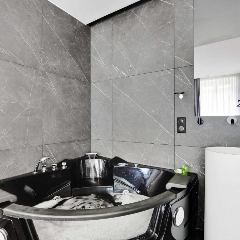 Charming private room - 2P - Les halles - Chambre Double - 9