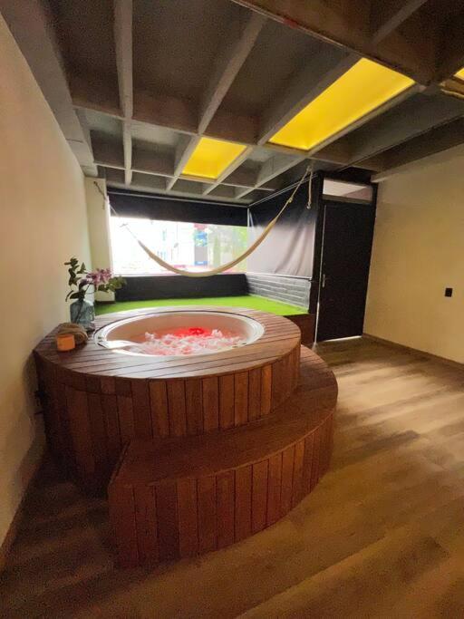 Deluxe Man cave with jacuzzy - One-Bedroom Apartment - 10