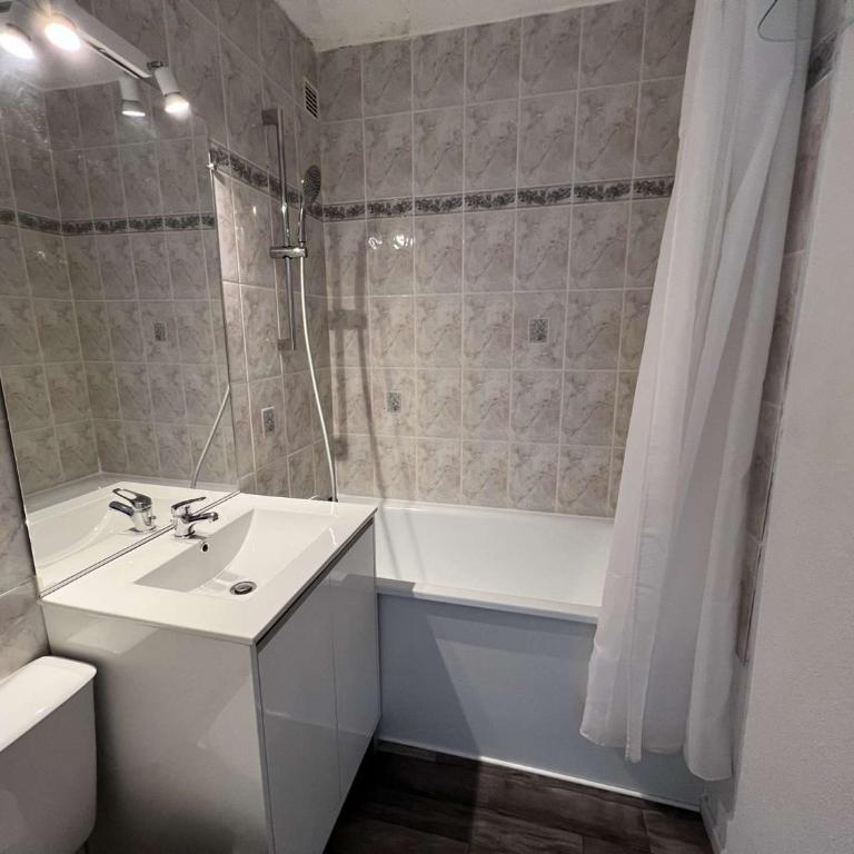 Studio pour 4 - Piscine, Parking, Lave-linge, Proche commerces - FR-1-702-23 - Studio - 11