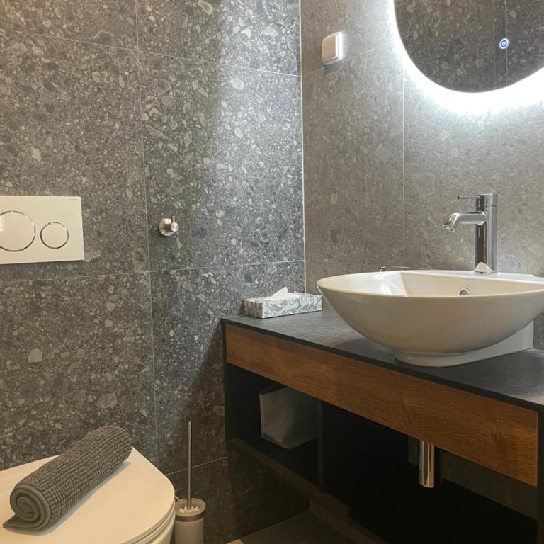 Tuxie Haus - Two-Bedroom Suite - 4