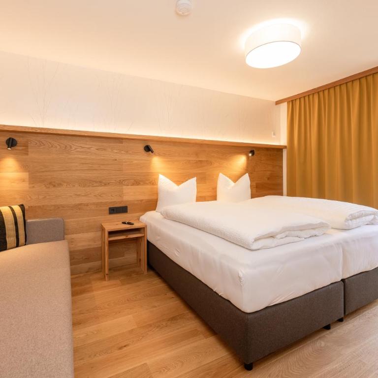 Pension Gulla - Ferienhaus Appartements B&B - Dreibettzimmer mit Balkon - 1