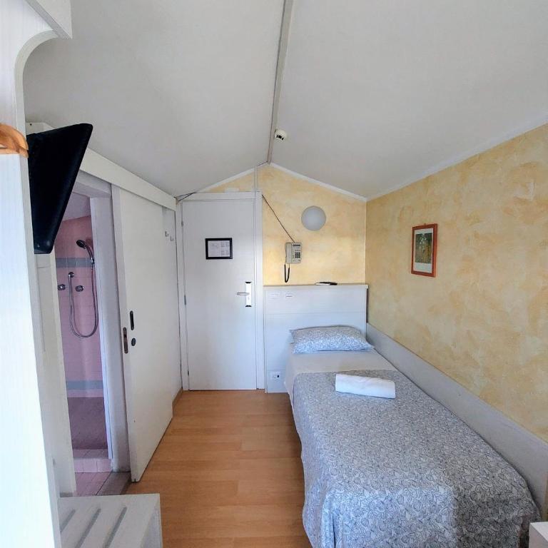 Hotel Hawaii Bed and Coffee - Single Room - Attic - 4