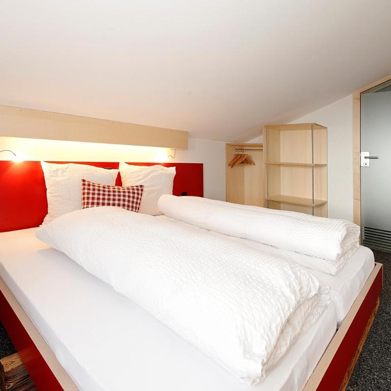 Alpinhotel Bort - Vierbettzimmer mit Blick auf den Berg Eiger - 1
