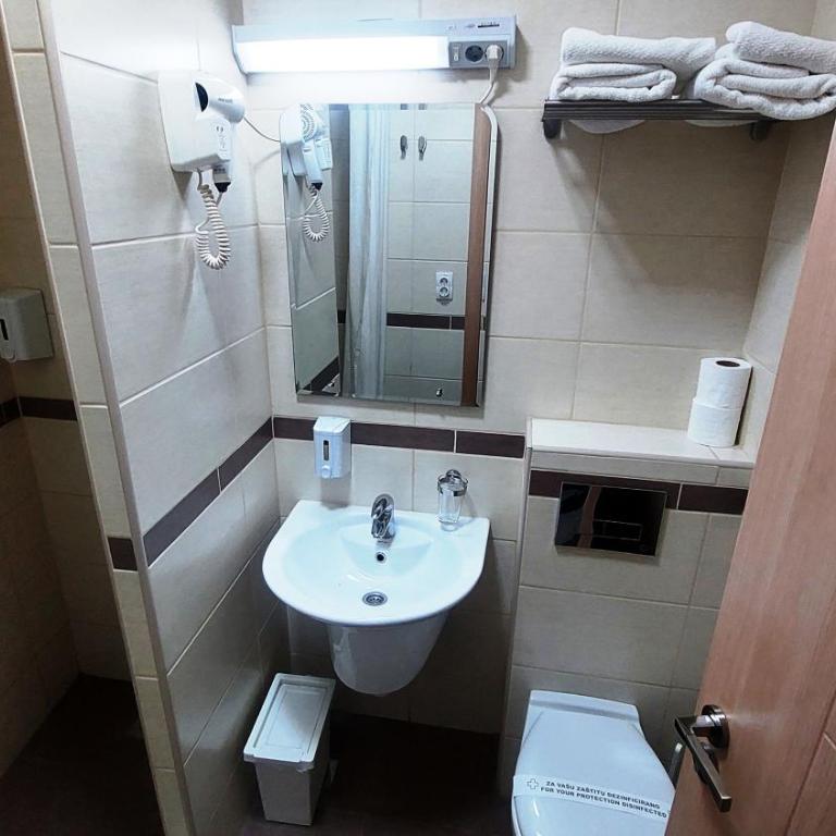 Hotel Villa Panorama - Dvokrevetna Soba sa Bračnim Krevetom i Balkonom - 13