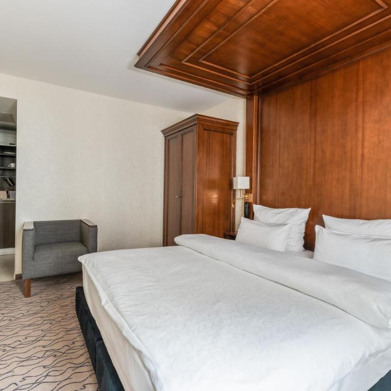 AdvaStay by KING's - Club Doppelzimmer mit Blick auf den Innenhof - 8