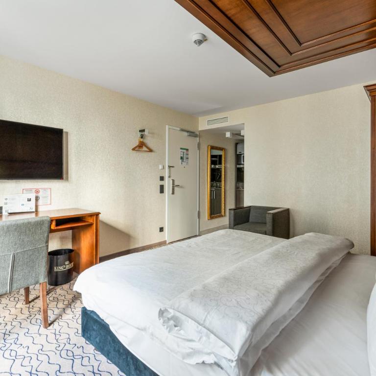 AdvaStay by KING's - Club Doppelzimmer mit Blick auf den Innenhof - 6