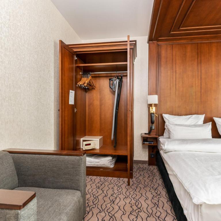 AdvaStay by KING's - Club Doppelzimmer mit Blick auf den Innenhof - 5