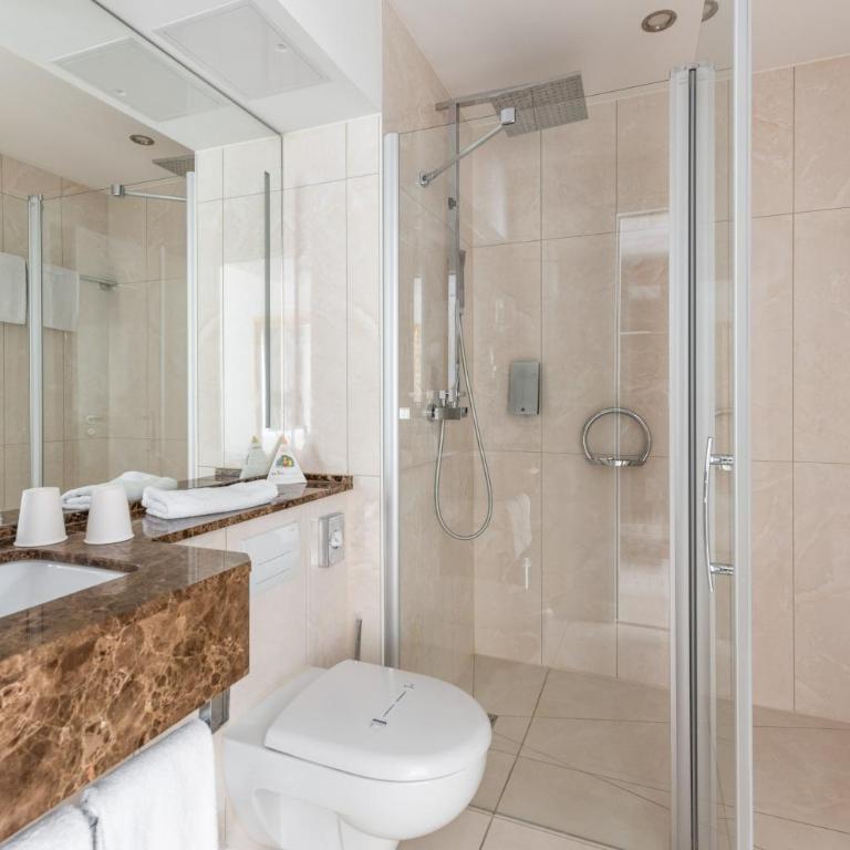 AdvaStay by KING's - Club Doppelzimmer mit Blick auf den Innenhof - 3