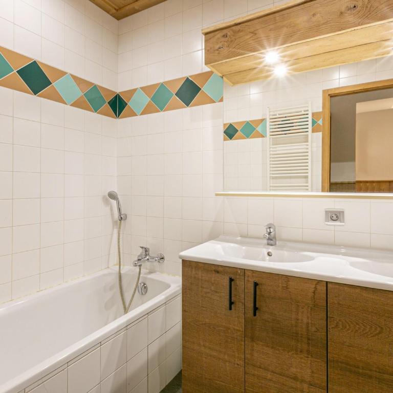 Appartement cosy, 2 chambres, centre village, proche pistes, parking, wifi, balcon, animaux sur demande - FR-1-437-25 - Apartamento (8 adultos) - 5