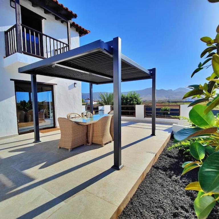 No 2. Stunning 4-Bedroom Villa with Large Pool - Villa - 36