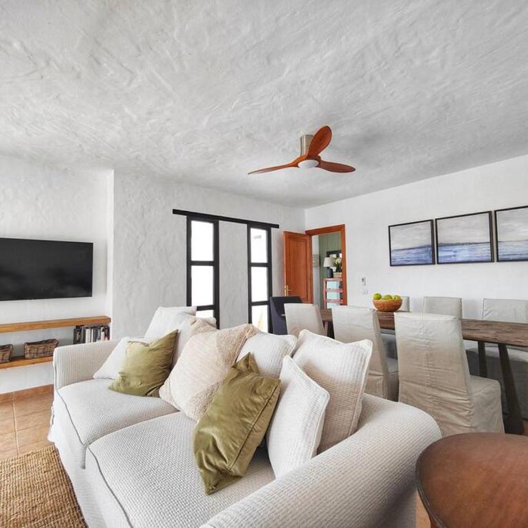 No 2. Stunning 4-Bedroom Villa with Large Pool - Villa - 18