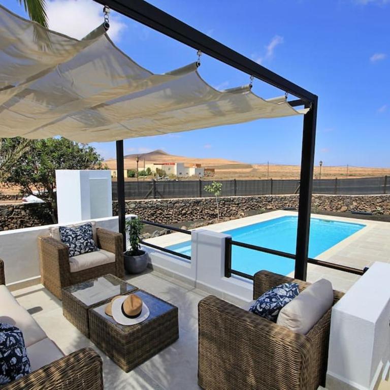No 2. Stunning 4-Bedroom Villa with Large Pool - Villa - 3