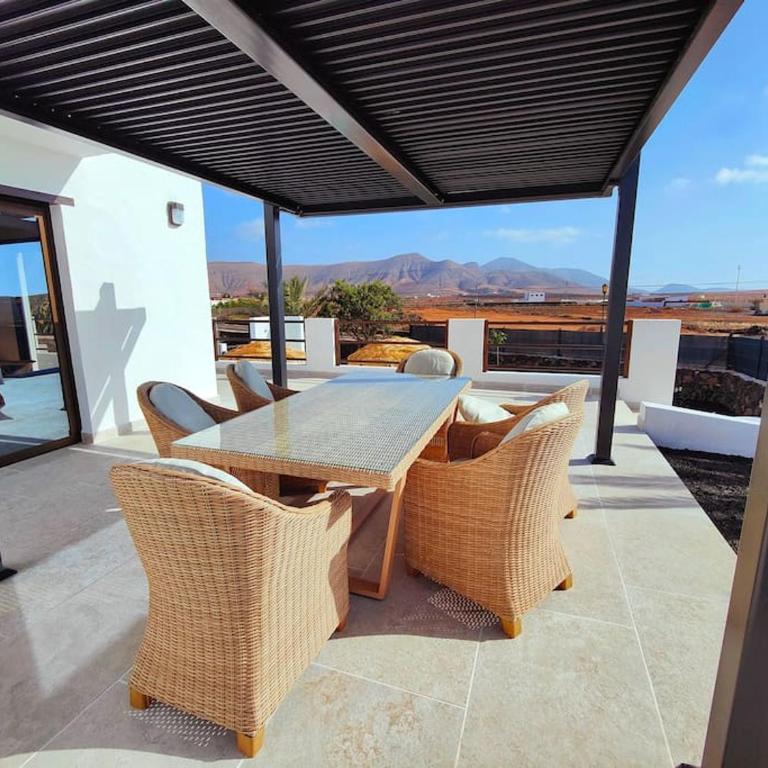 No 2. Stunning 4-Bedroom Villa with Large Pool - Villa - 41